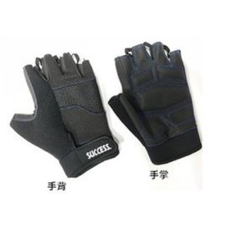 加厚防滑護墊，保護手掌。 腕部開口加大搭配指間拉環，方便穿脫。 透氣網布，吸濕排汗。 適合重訓、舉重、啞鈴 ◆材質 : 聚酯纖維、彈性纖維、氯丁橡膠 ◆顏色：黑色 ◆尺寸 : S 手掌圓周18-20C