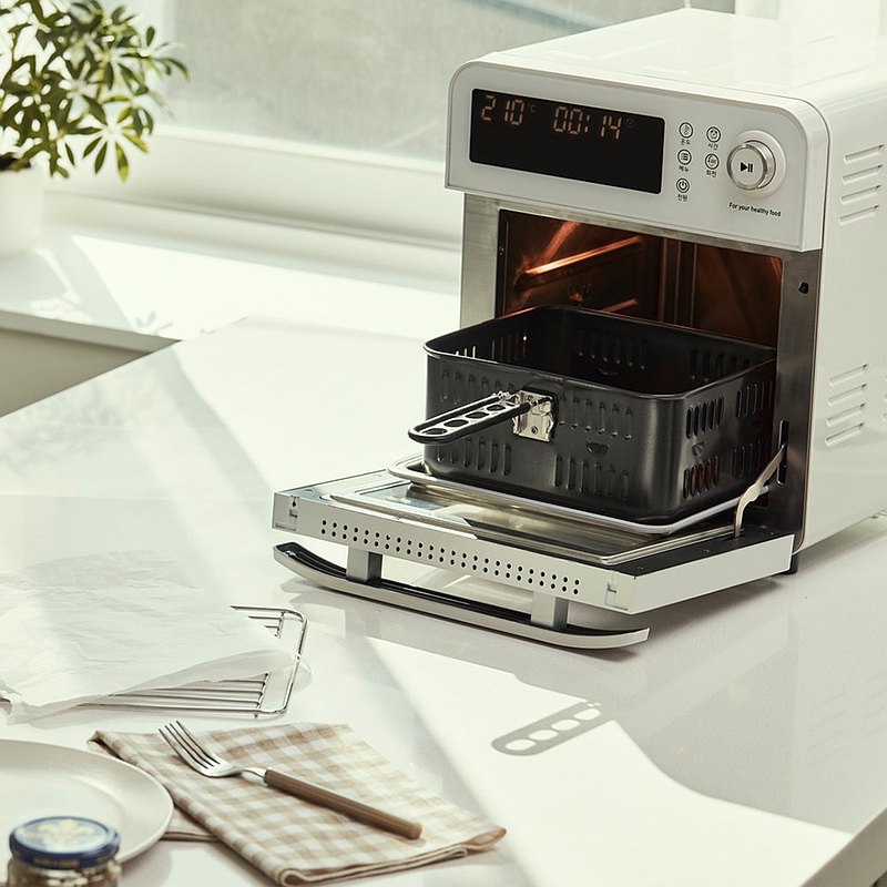 全機不鏽鋼材質, 不易生鏽、不易沾鍋 市面唯一特佛龍噴塗含量0% 敞開式結構設計,便於放入/取出食物 透明玻璃可直觀感受食物的烹飪過程 8種的操作模式,超大顯示屏 定時預約功能 開蓋斷電保護,防止燙傷