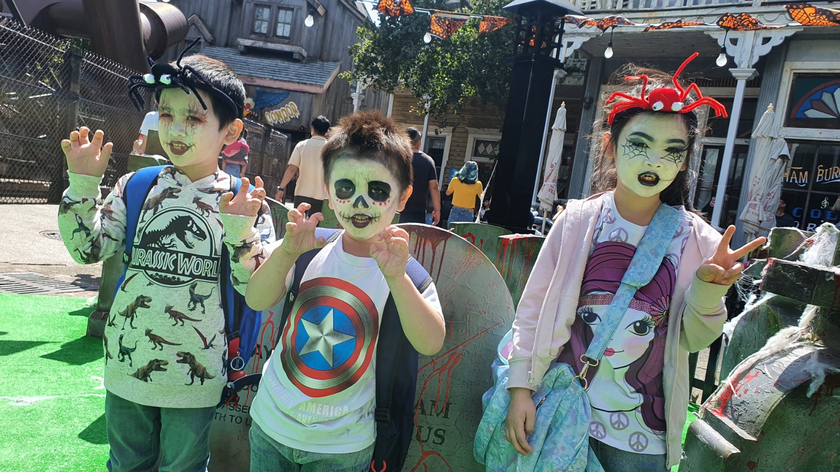 六福村貼心安排專業彩妝師進駐美西大街，沒有預先準備的遊客都能秒變惡靈，一起加入搞鬼行列。(圖片提供/六福村主題遊樂園)
