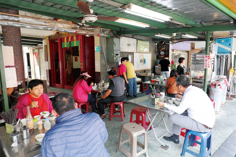 「美鮮牛肉湯」的店面位於城隍廟旁的騎樓下，是台南最常見的風景。（圖／于魯光攝）