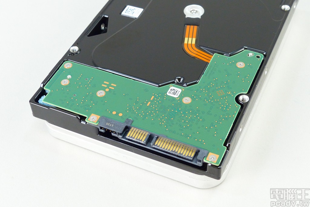 傳輸介面採用 SATA 6Gb/s，電源第三接腳沒有安排 PWDIS 功能