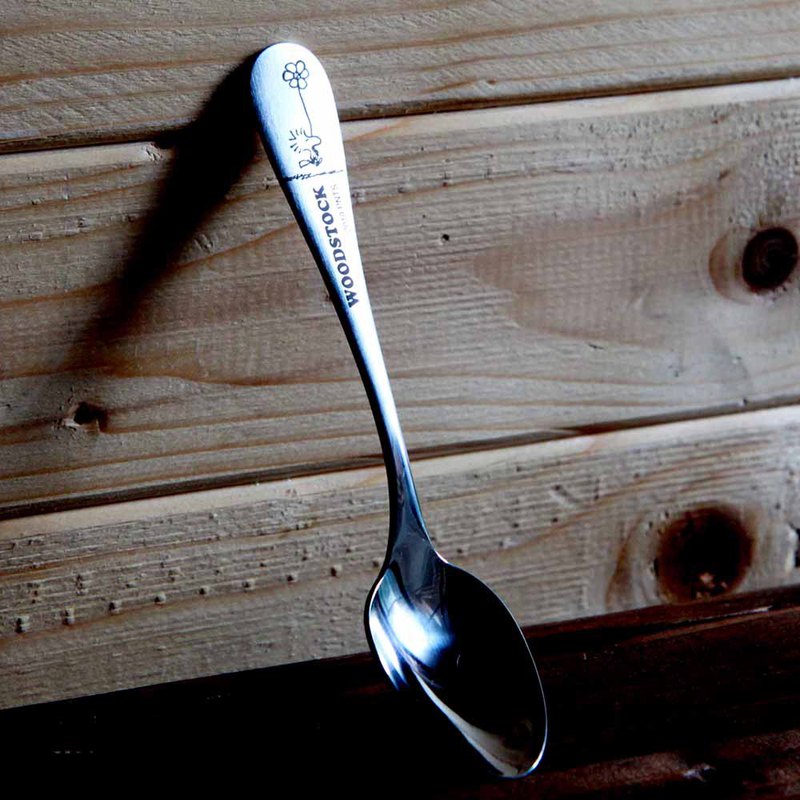 【經典】Classic 1950年代起就非常受歡迎的小獵狗史努比，每天在他可愛的紅色屋頂小房子上幻想自己變成各種有趣化身，陶醉在他的自我世界裡。此款不銹鋼湯叉圖案簡單又大方，看到可愛的史努比主角們馬上