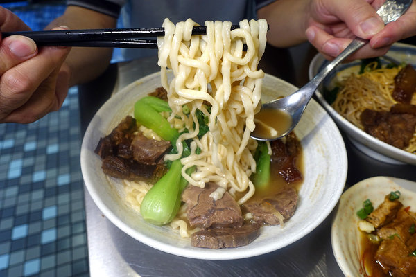 南京復興牛肉麵-神仙牛肉麵+GTD手搖飲，台北中山長春路好吃牛肉麵，台北牛肉麵外送，牛肉、麵條、湯頭都好吃的中山區牛肉麵(含神仙牛肉麵菜單)