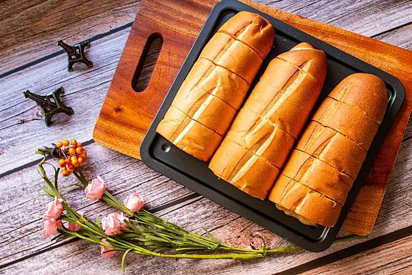 【新莊美食】里洋烘焙-每月熱賣數千條！外層酥脆裡面柔軟細緻的塔帕斯爆餡麵包，也可冷凍宅配
