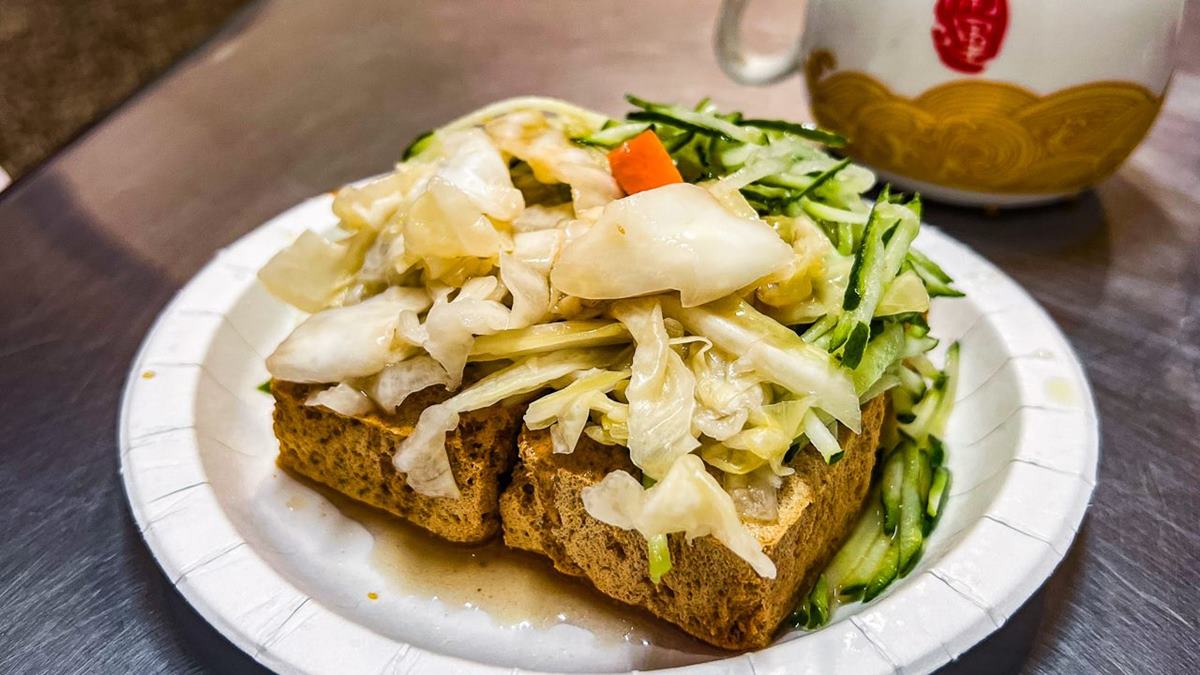 免費紅茶、熱湯無限喝！台中人激推６家臭豆腐：50年老店、爆量泡菜堆成山