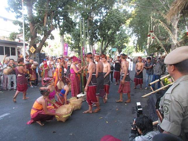 Kenali 9 Tradisi Masyarakat NTB di Karnaval Budaya Lombok   Kenali 9 Tradisi Masyarakat NTB di Karnaval Budaya Lombok