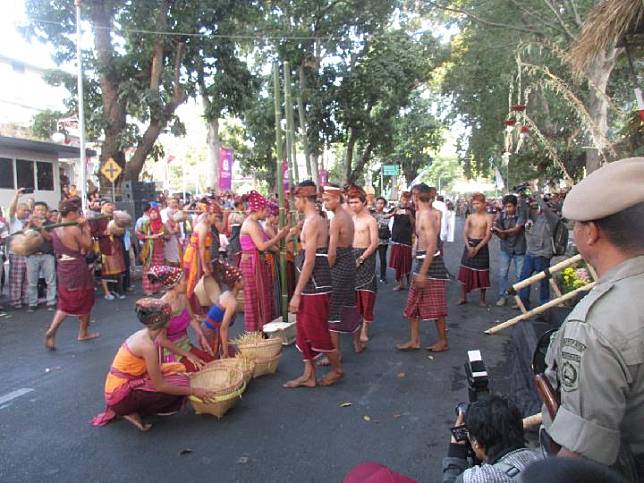 Kenali 9 Tradisi Masyarakat NTB di Karnaval Budaya Lombok  