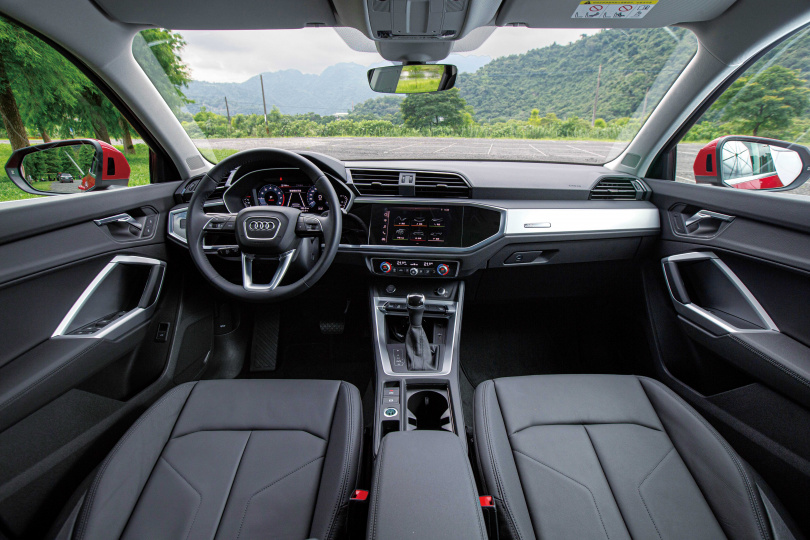 Q3 Sportback將八角盾型設計延伸到車內的儀表板和中控車機。（圖／黃耀徵攝）