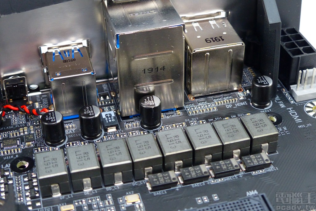 ▲ 因 Mini-ITX 面積有限，X570 I AORUS Pro WiFi 處理器 +12V 輸入並未安排電感濾波，而是交由 4 顆 Nichicon FPCAP 導電性高分子固態電解電容 270μf 負責。