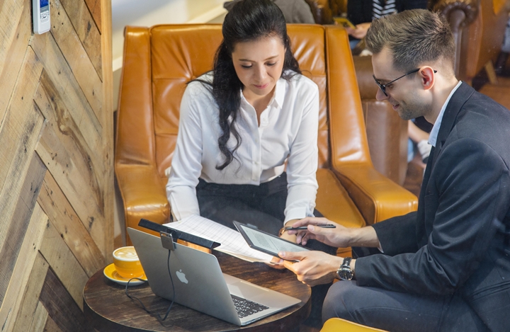 上班族護眼新神器！Ben Q 推出全球第一盞筆電智能掛燈 WiT ScreenBar Lite，能自動調節螢幕亮暗零反光