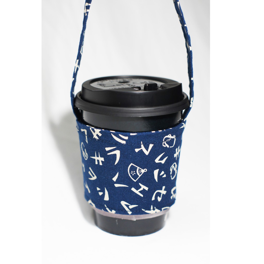 上寬平量 12 cm / 下寬平量 11 cm / 杯套高度 7.5cm 提帶尺寸: 約 38 cm 折疊收納後尺寸: 3.5*8 cm※以上 誤差0.5cm左右製造方式：手工製造洗滌：機洗可，用手洗