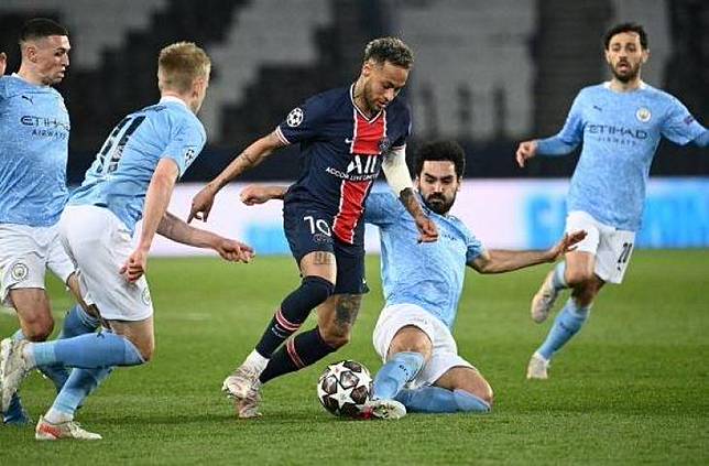 Penyerang Paris Saint-Germain Neymar, mendorong bola selama pertandingan sepak bola semifinal Liga Champions leg pertama antara Paris Saint-Germain (PSG) melawan Manchester City di Parc des Princes Kamis (29/4/2021) dini hari WIB. Anne-Christine POUJOULAT / AFP