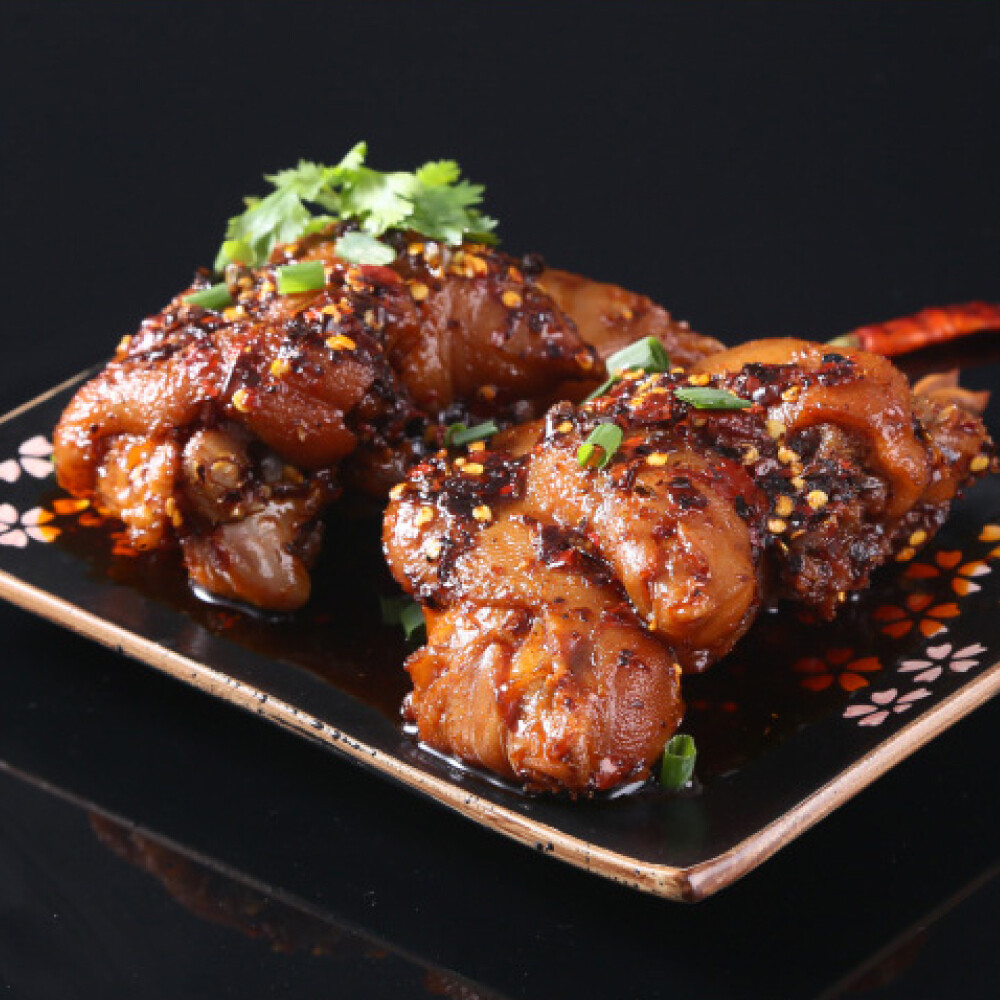 川式香辣香Ｑ不油膩 嚴選台灣豬腳，主廚配方調味，精心熬煮，香辣不油膩 商品名稱 椒麻豬腳 品牌 約克街肉舖 種類 調味肉串 數量 1份 保存方式 冷凍-18℃以下 食用方式 各式料理 內容物成份 豬腳