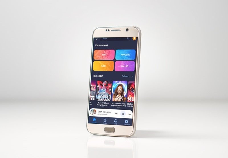 Silver android with white bagground