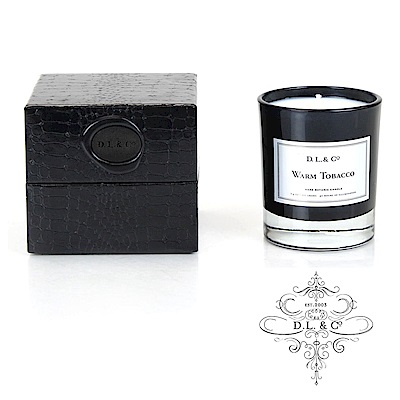 源自美國美學大師 Douglas Little 創立L'HOMME 精緻煙草皮革系列Warm Tobacco 溫暖煙草甜美煙草、加州雪松木、廣藿香和琥珀香調台灣總代理原廠貨