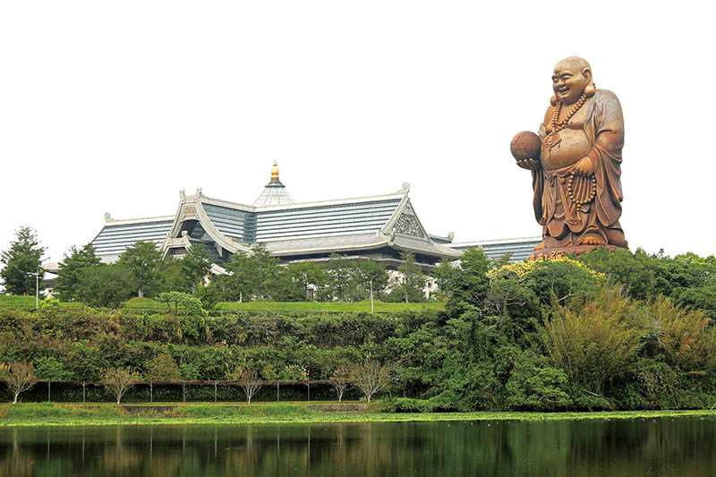 乘太陽能船遊峨眉湖，可遠觀壯麗的彌勒佛和佛院、近賞湖面的布袋蓮與白鷺鷥等豐富生態！（攝影／于魯光）