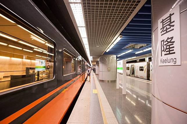 台鐵觀光設計塗裝列車首航基隆火車站 勁報 Line Today