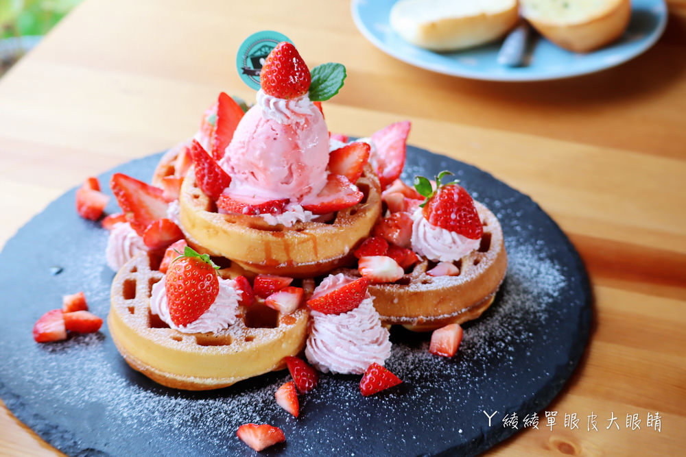 新埔普羅旺斯小木屋餐廳，超夢幻的雨滴蛋糕和草莓飲品，新竹賞櫻景點推薦！