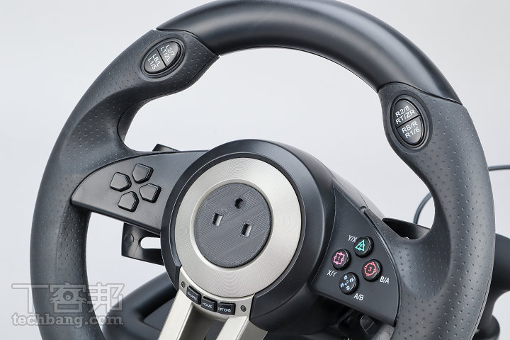 拿下手機支架後，就可以看到 Serafim R1+ 方向盤的原貌，當然平時一直裝在上面也不會阻礙使用。