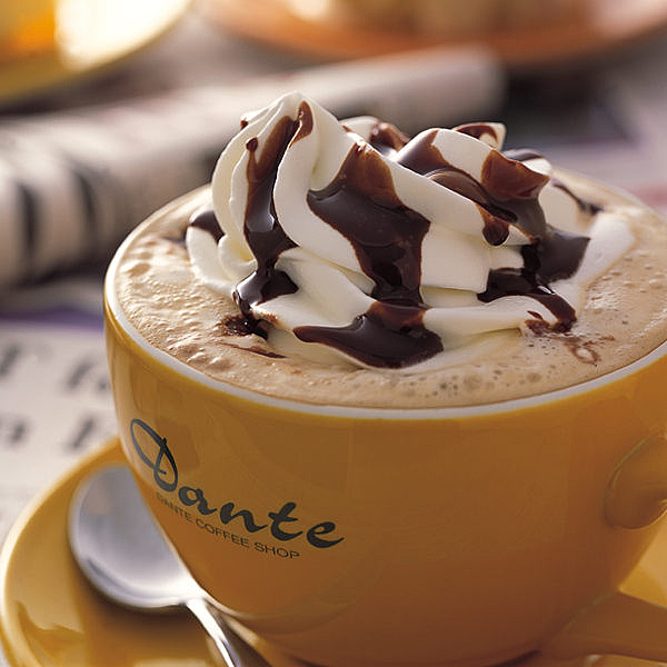 採用100%阿拉比卡咖啡豆，加入頂級濃純的鮮奶，裝飾鮮奶油及巧克力醬，獨具巧克力香的花式咖啡。