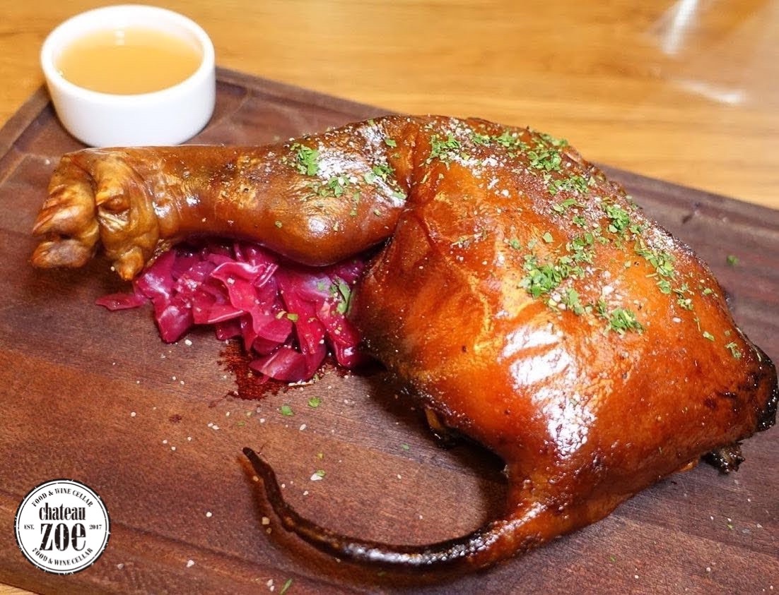 人氣美食-脆皮烤乳豬(圖片提供/ Chateau zoe酒窖餐廳) 