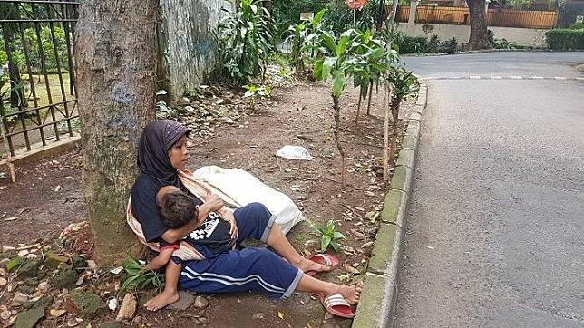 Wanita bernama nung ini tegar menghadapi bagaiaman kerasnya hidup yang dilaluinya