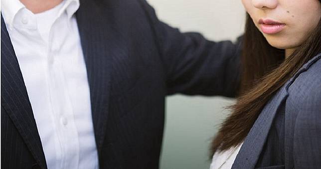 味道太濃郁！女助理提醒「下次要洗乾淨」　揭辦公室不倫戀