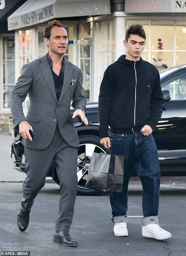 Джуд лоу и сын рафферти лоу. Джуд лоу сын. Рафферти лоу и джуд лоу. Джуд лоу сын рафферти. Рафферти лоу и джуд лоу.