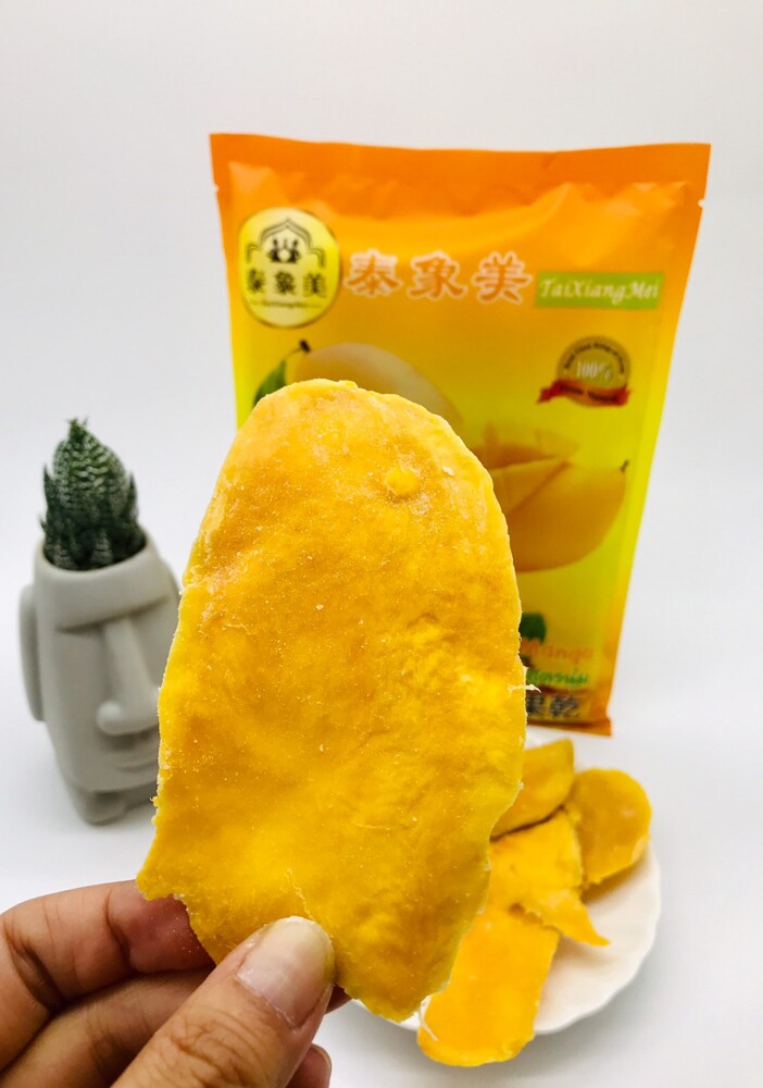 新鮮到貨~泰好吃 泰象美芒果乾 ~ 果肉細膩 , 果味清香 , 好吃不膩口 ! 採用高技術電箱烘乾，保留了芒果的味道和營養價值。 泰國必買的伴手禮，連日本人都很愛！整顆芒果切片下去製作，每片芒果乾都讓