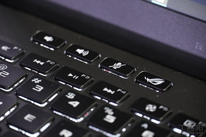 ASUS ROG Zephyrus G14 自訂跑馬燈效，沒有 RGB 燈光一樣吸睛！