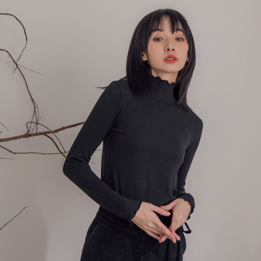 Fabric 棉 Size 肩寬 28cm/胸圍 36cm/袖長 60cm/袖圍 11cm/ 腋圍 17cm/正面全長 64cm 以上均為平量尺寸，由於測量方式不同，可能會產生正負3公分誤差。 Col