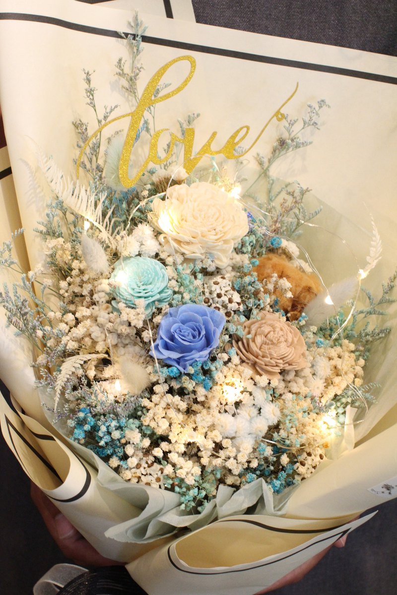 ♥ Jo Malone款x香氛x不凋玫瑰花束 ♥ 若是女友有購買#JoMalone 香水，那就不能錯過這款情人節花束了！絕對中 花束一定要到心坎裡的呀，還有會發光精緻加分燈條哦! 輕熟女最愛款 香氛花