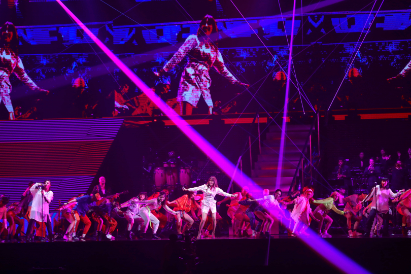 A-Lin帶領50個舞者熱力唱跳，讓全場嗨到最高點。（圖／施岳呈攝）