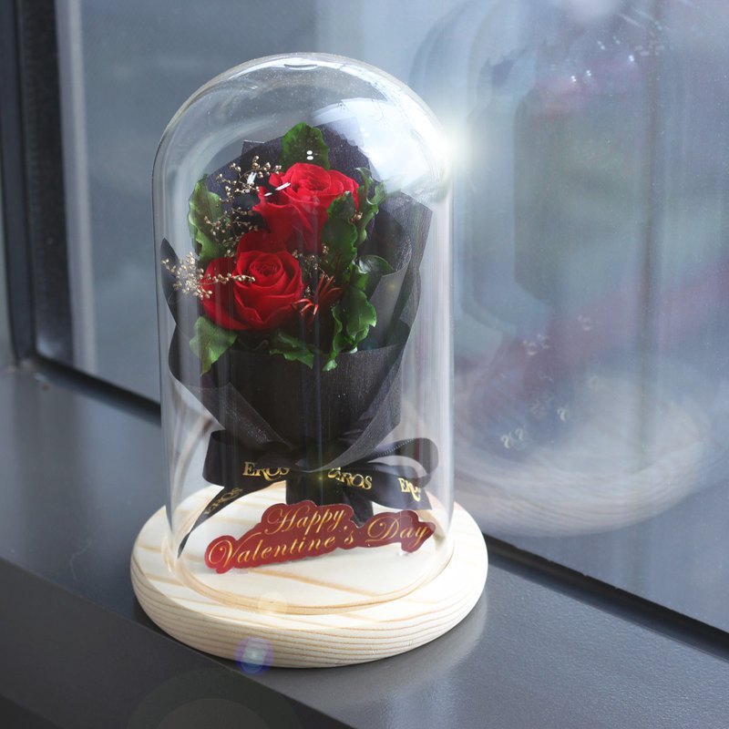 花束玻璃罩為手工製品，每一件都是EROS為您精心設計的藝術品！ ~EROS追求花藝的時尚及質感~ 您可以將玻璃罩花禮隨心的擺放在家裡的任一處角落，為您生活添加一縷色彩和浪漫唯美的氛圍。