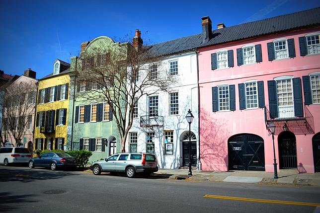 Menyegarkan Mata, Ini 12 Jalan Paling Penuh Warna di Dunia