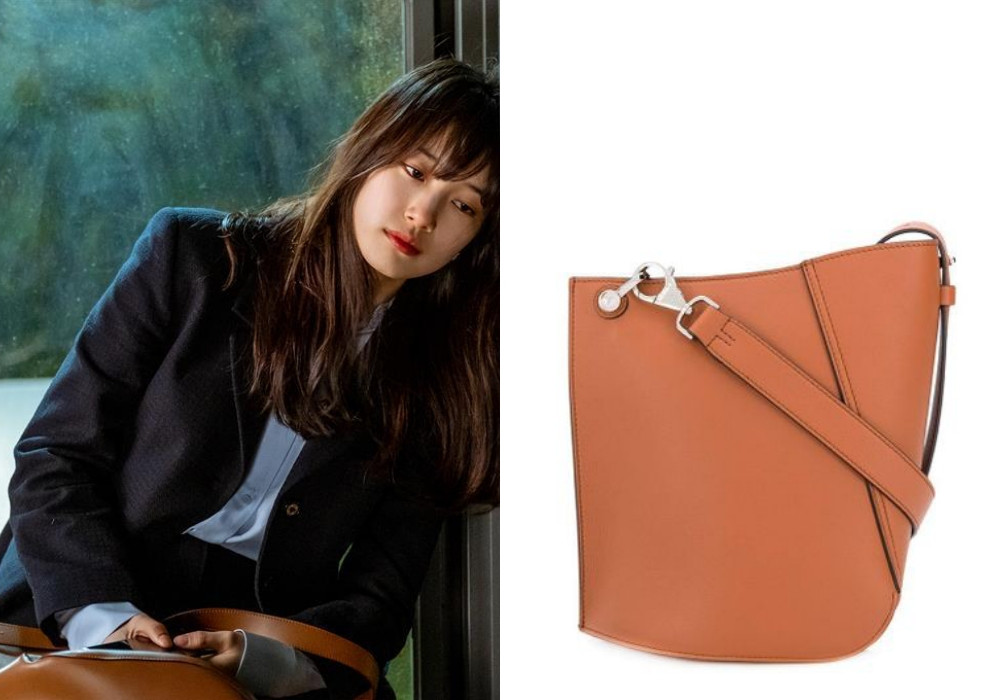 《Start-Up》秀智包包1：LANVIN HOOK BAG，約NT53,000（MM款售價）