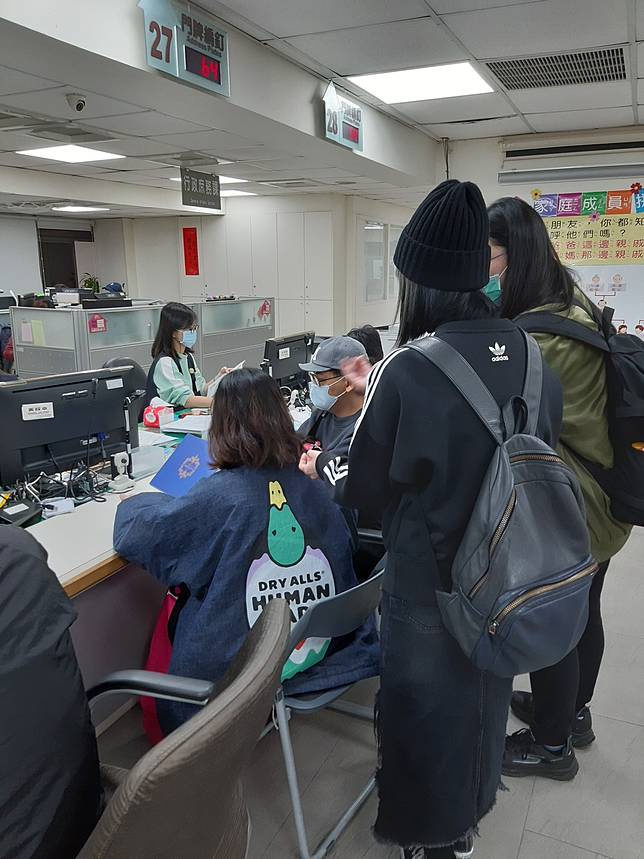 黃子佼和孟耿如登記。記者林怡秀／攝影