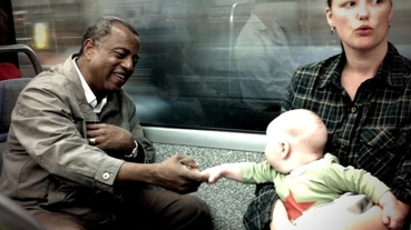 嬰兒主動牽手黑人「沒人是天生的種族歧視者」爆紅，9 年後小孩長大再度與老人相見歡！