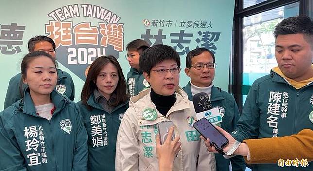 民進黨新竹市立委候選人林志潔稱國民黨立委候選人鄭正鈐涉百件官司，稱鄭正鈐不是翻轉新竹，而是整天想著如何週轉新竹。(記者洪美秀攝)