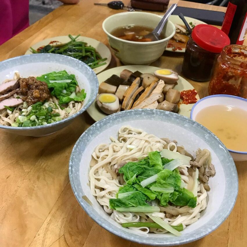 育佳麵館