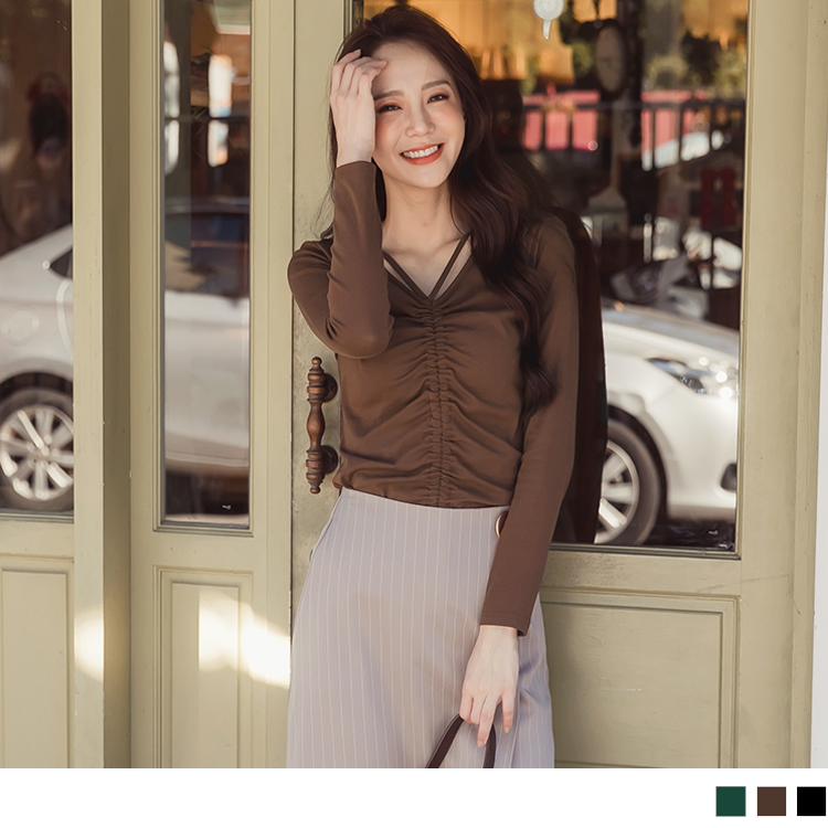 棉含量較高的面料，親膚手感，給予自在穿著體驗。 領口V領剪裁，展現鎖骨線條感的微性感~ 可調節抓皺抽繩造型， 讓一件單品賦予多種風格Look ! 簡單搭配下身即可迷人有型出門~ 此款3色抽繩長袖上衣，