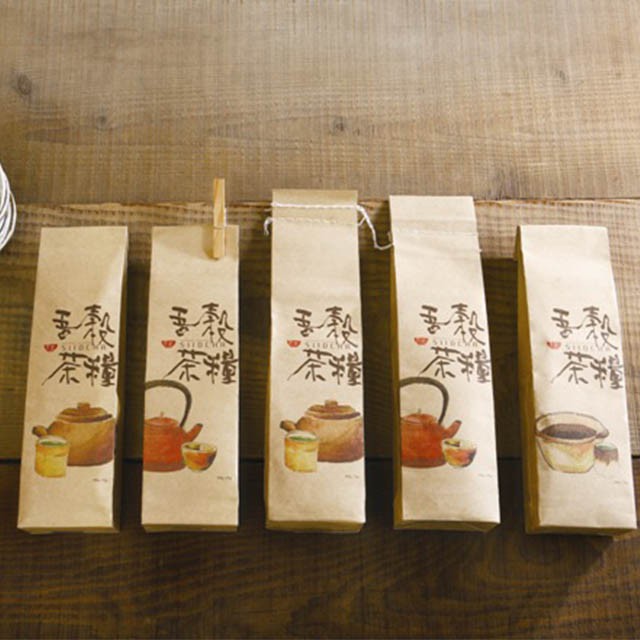 【杏仁燕麥(2包)】規格毛重674g內容物規格300g/包商品編號EC00108002901＊隨身攜帶大地滋味，淡淡綠茶香，清香柔潤的口感，讓人沈浸在悠揚穀茶滋味裡。【客家擂茶(2包)】規格毛重674