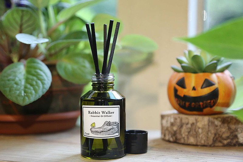 鱷魚的眼淚香氛蠟燭使用100%天然複方精油 ✽尤加利、雪松、檸檬等天然香調，優雅又驅蚊