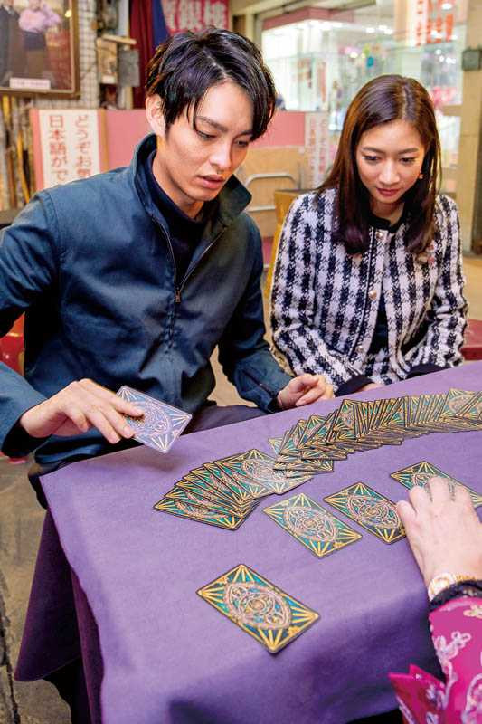 :曹佑寧以塔羅牌算自己的身體狀況，被老師提醒要小心防疫。（圖／焦正德攝）