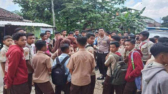 Ratusan SMPN berdemo karena ada siswi yang dilecehkan guru. (Solopos.com)
