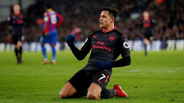 Pemain Arsenal, Alexis Sanchez berselebrasi usai menjebol gawang Crystal Palace dalam laga lanjutan Liga Inggris di Selhurst Park, London, 28 Desember 2017. Arsenal menang 3-2 di kandang Crystal Palace. Reuters/Matthew Childs 