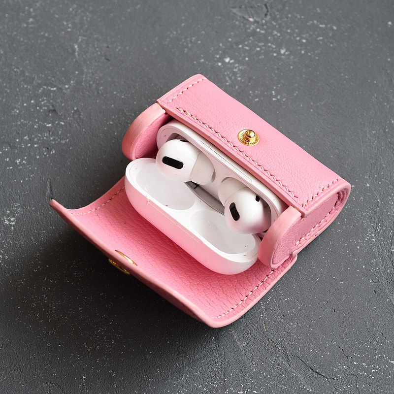 香港製造, 全人手製作 採用了”駒縫”的製作方法，皮革對貼令厚度增加，但沒有把整體變大，亦令保護性變得更強。