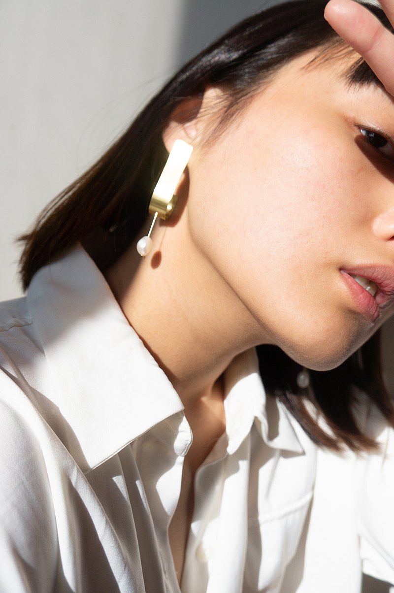 以女性在社會中的狀態最為設計概念，利用簡約線條與珍珠搭配，呈現不同樣貌的美感。