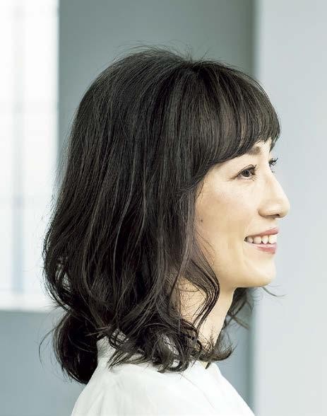 額が見える前髪とレイヤーで抜けを作って軽やかに 40代の毎日ヘアスタイル