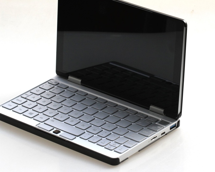 OneMix 3 Pro並不具有觸控板，取而代之的是光學式觸控點。